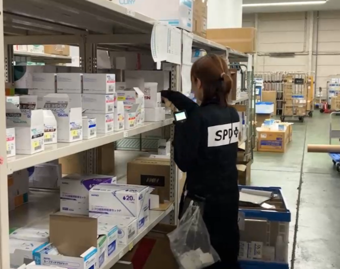 倉庫内で診療材料の入出庫作業